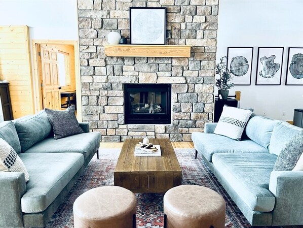 Smart TV, caminetto, videogiochi, libri