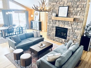 Smart TV, caminetto, videogiochi, libri