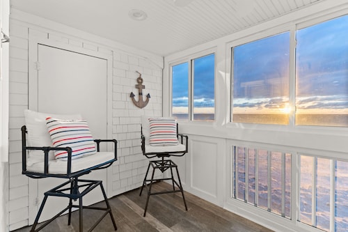 • Oceanside condo ON Hampton Beach •