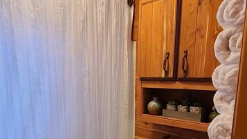 Asciugacapelli, asciugamani, sapone, shampoo