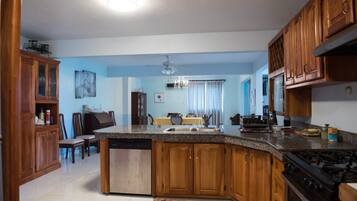Full-size fridge, microwave, oven, stovetop