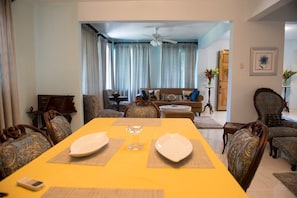 Family dining - Blue Lotus Villa (Whitehouse)