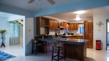 Full-size fridge, microwave, oven, stovetop