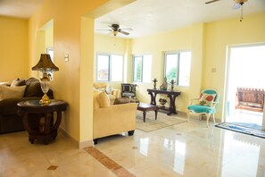 40-inch Smart TV with cable channels, TV - Blue Lotus Villa (Whitehouse)