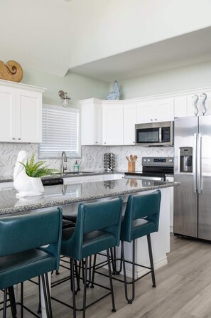 ثلاجة، ميكروويف، فرن، موقد طهي مسطح