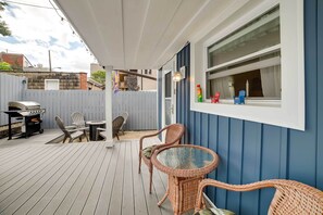Outdoor dining - Walk to Walnut St: Pet-Friendly Pittsburgh Home! (Pittsburgh)