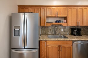 Fridge, oven, stovetop, dishwasher