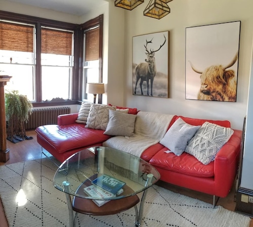 Two bedrms, living+dining, Kedgi Lodge nature themed suite