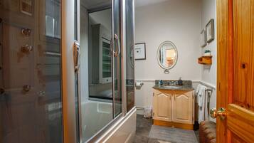 Chuveiro/banheira combinados, secador de cabelo, toalhas de banho