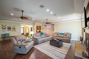 Smart TV, fireplace, Netflix, streaming services