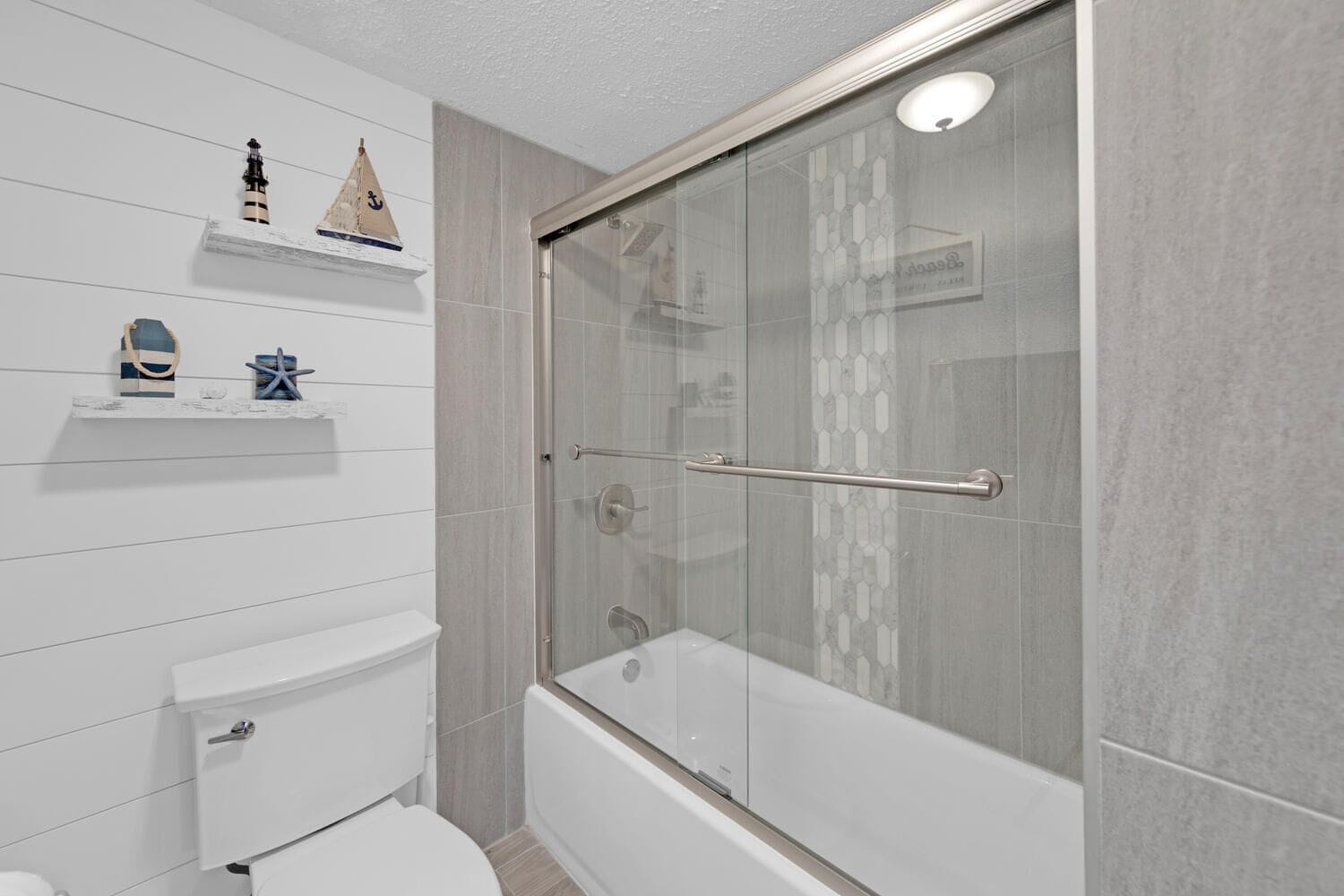 Combined shower/tub, hair dryer, towels