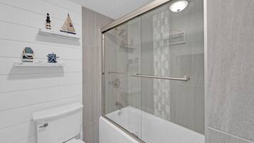 Combined shower/tub, hair dryer, towels
