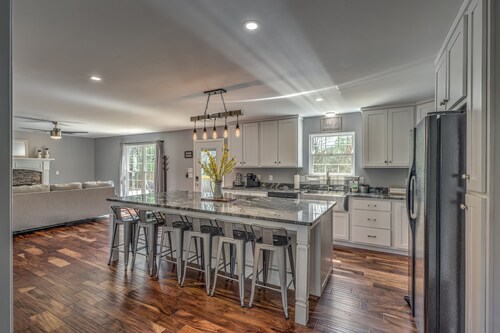 Modern 6BR Farmhouse Retreat w/Hot Tub & Fire Pit