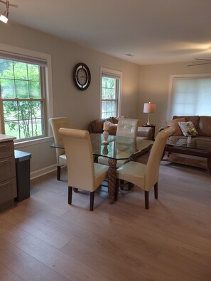 Interior - Charleston Charm~B is 4 miles to Downtown Charleston and Close To All Areas! (Charleston)