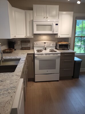 冷蔵庫、電子レンジ、オーブン、コンロ