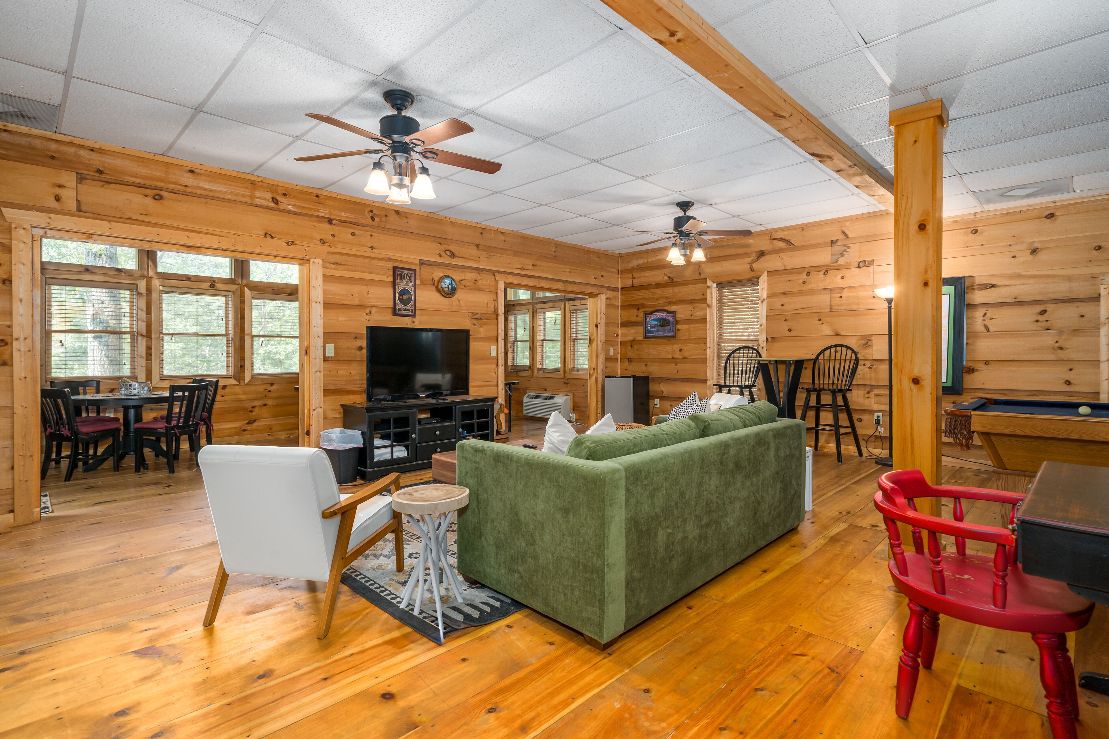 Smart TV, fireplace, DVD player, table tennis