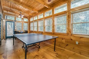 Games room - Riverfront - Hot Tub - Game Room - Sleeps 10 - Gated - Paved Roads (Ellijay)