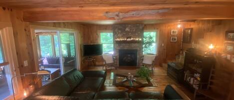 Smart TV, chimenea, tenis de mesa y libros