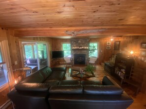 Smart TV, chimenea, tenis de mesa y libros 