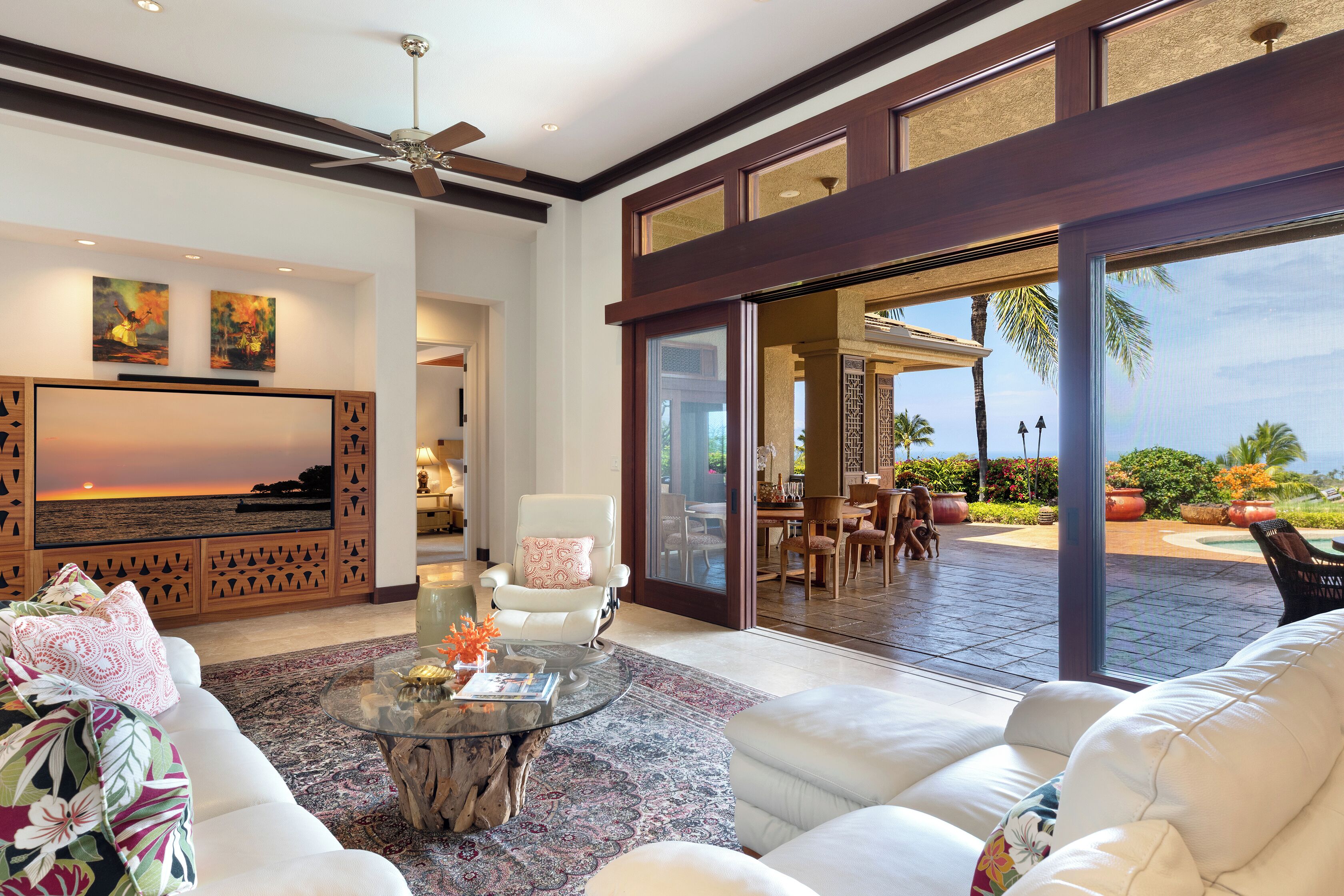 智能电视、书、办公室、电脑显示器