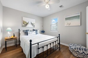 3 bedrooms, iron/ironing board, travel cot, free WiFi - "Experience the Ultimate Beach Getaway at our Jersey Shore Rental!" (Seaside Park)