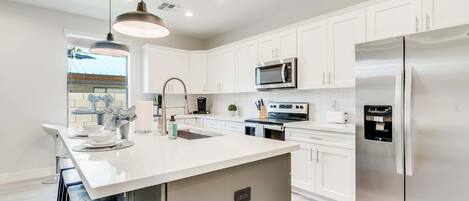 Kylskåp, mikrovågsugn, ugn och spishäll