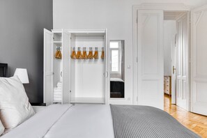 3 bedrooms, iron/ironing board, WiFi, bed sheets - Bright Landstraße 3BR, located directly at Rochusmarkt, by Blueground (Vienna)