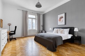 3 bedrooms, iron/ironing board, WiFi, bed sheets - Bright Landstraße 3BR, located directly at Rochusmarkt, by Blueground (Vienna)