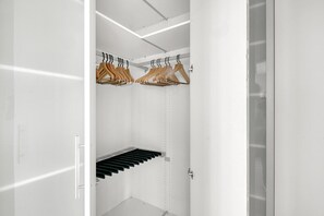 Interior - Luxe Leopoldstadt w/ Elevator, near Donaukanal, Metro U4, by Blueground (Vienna)