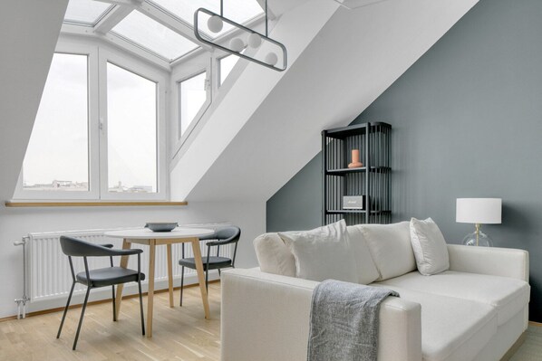 TV, stereo - Luxe Leopoldstadt w/ Elevator, near Donaukanal, Metro U4, by Blueground (Vienna)