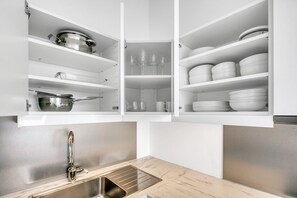 Fridge, microwave, oven, stovetop - Luxe Leopoldstadt w/ Elevator, near Donaukanal, Metro U4, by Blueground (Vienna)