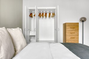 1 bedroom, iron/ironing board, WiFi, bed sheets - Luxe Leopoldstadt w/ Elevator, near Donaukanal, Metro U4, by Blueground (Vienna)