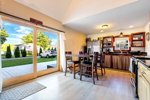 Fridge, microwave, oven, stovetop - Boat launch and Trailer parking, Dog Friendly, Lake Great Pond (Belgrade)