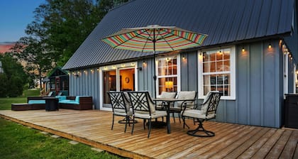Driftwood Cottage with Cottages of Maine, Lake Great Pond, Dog Friendly, Kayaks