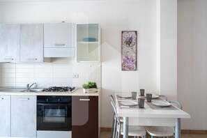 Kylskåp, ugn, spishäll och grytor/köksredskap