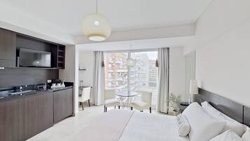 1 habitación, caja de seguridad en la habitación y escritorio