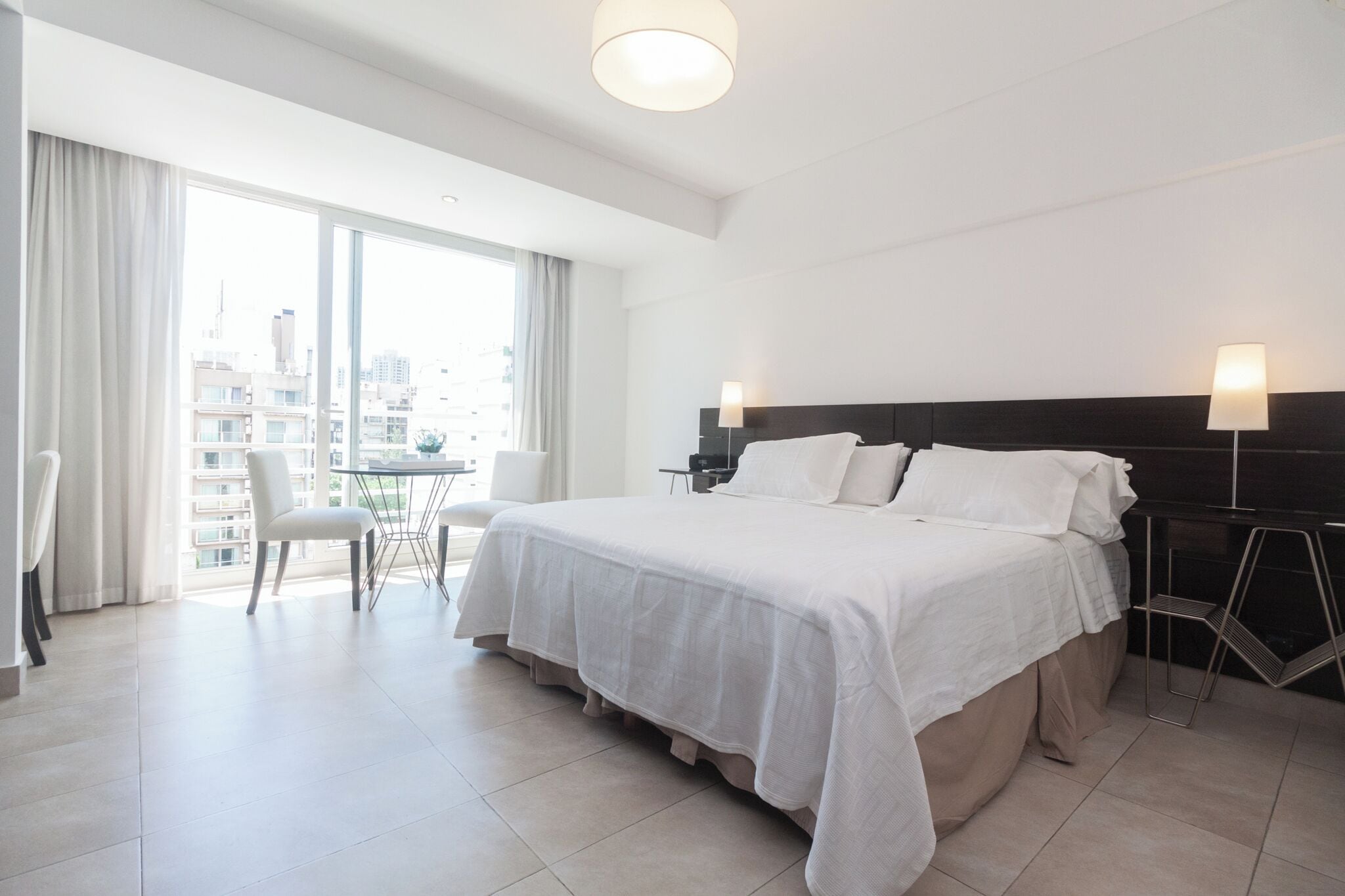 1 habitación, caja de seguridad en la habitación y escritorio 