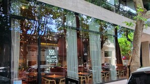 A restaurant with a glass facade, outdoor seating, and a sign reading "ALMA KETO". - Beautiful Studio in Palermo Hollywood (CABA)