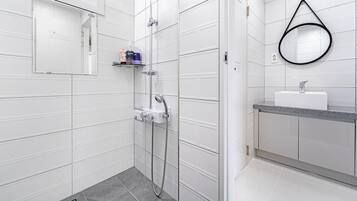 Basic Room, 1 Bedroom (B dong Poolvilla _ 101ho) | Bathroom | Towels