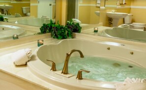 Combined shower/tub, jetted tub, hair dryer, towels