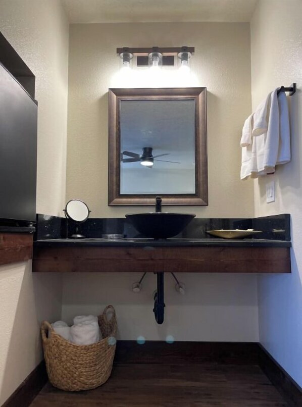 Refrigerador, microondas, cafetera y tetera y tetera eléctrica 