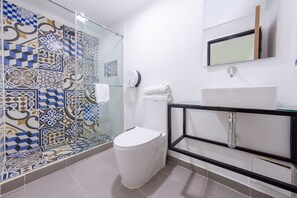 Economy-Zweibettzimmer | Badezimmer | Dusche, Designer-Toilettenartikel, Handtücher, Seife