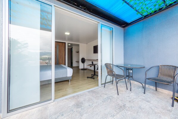 Superior Double Room | Terrace/patio - Ayenda Bee Hotel (Pereira)