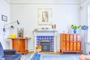 Comfort-studiosviitti | Oleskelualue | 52–tuumainen LED-televisio, jossa kaapelikanavat