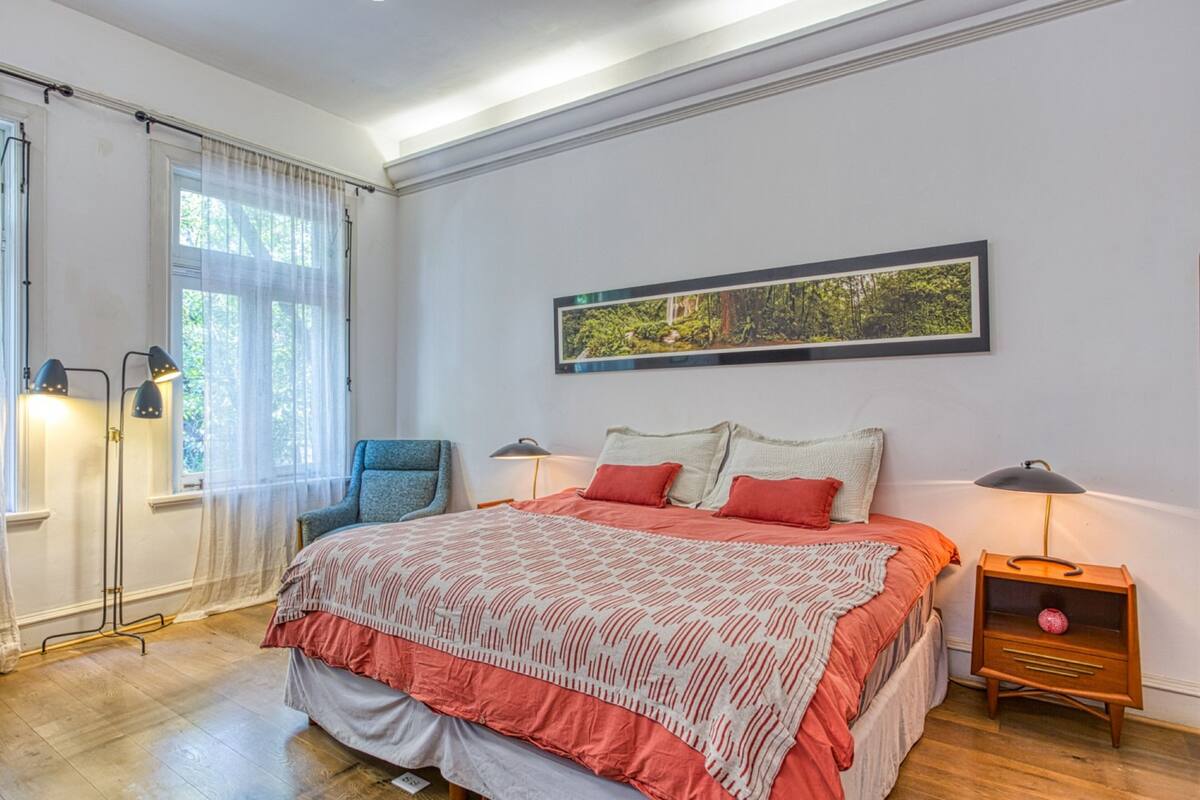 Suite estudio Confort | Caja de seguridad en la habitación y cortinas blackout