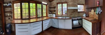 Cozy wooden cottage w/firepit. Beautiful location filled with winerys
