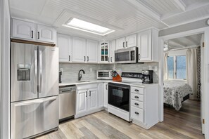 Køleskab, mikrobølgeovn, ovn, kogeplade