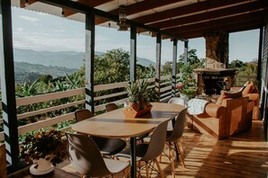 Outdoor dining - Historical Coffee Farm House (San José)