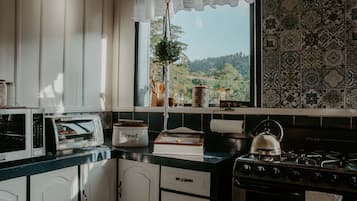Refrigerador, microondas, horno y cafetera y tetera