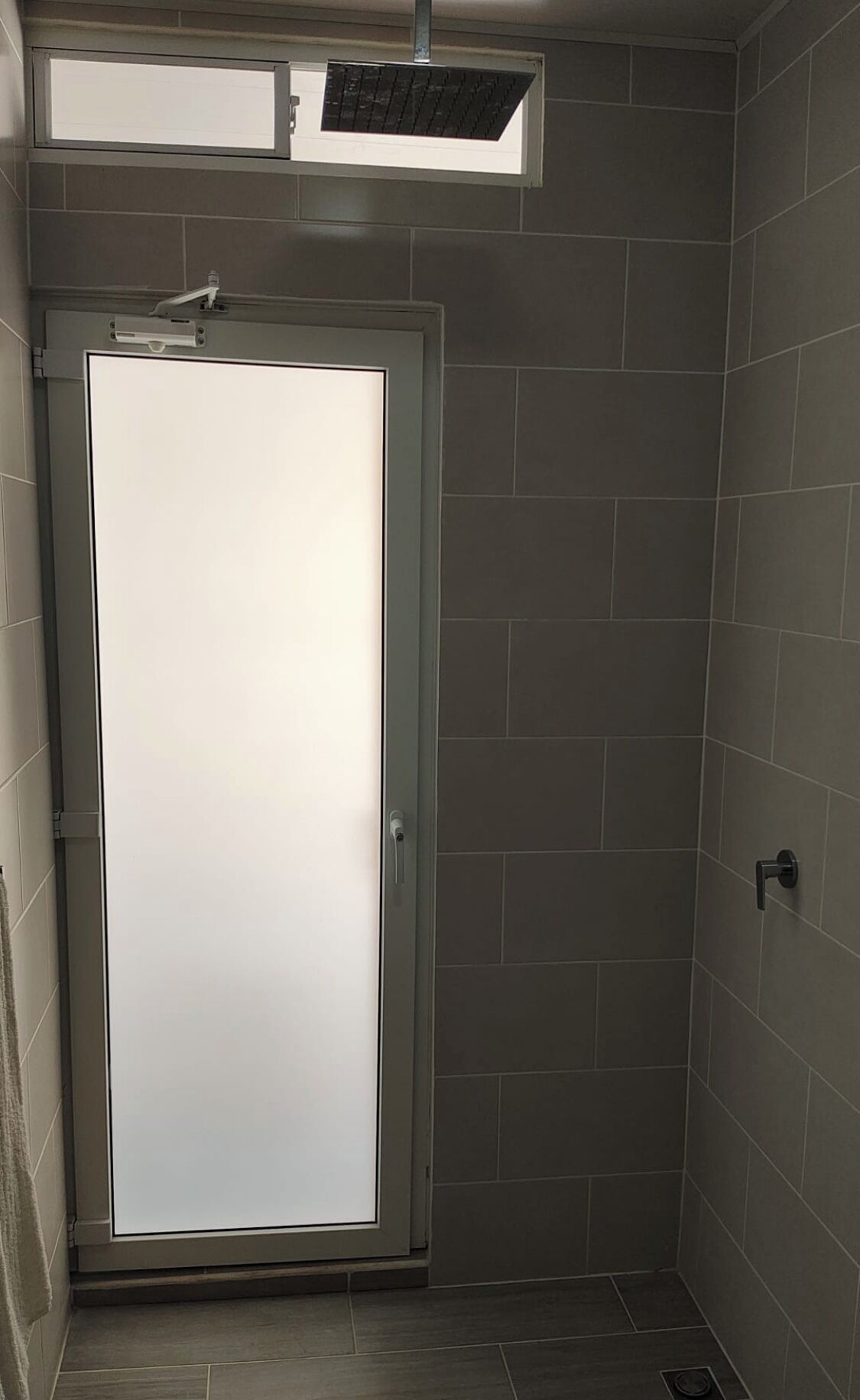 Douche, serviettes fournies, savon, shampoing